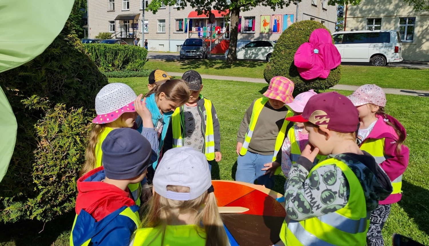 Nosvinēti Balvu Centrālās bibliotēkas dārza svētki “Alise grāmatu zemē”