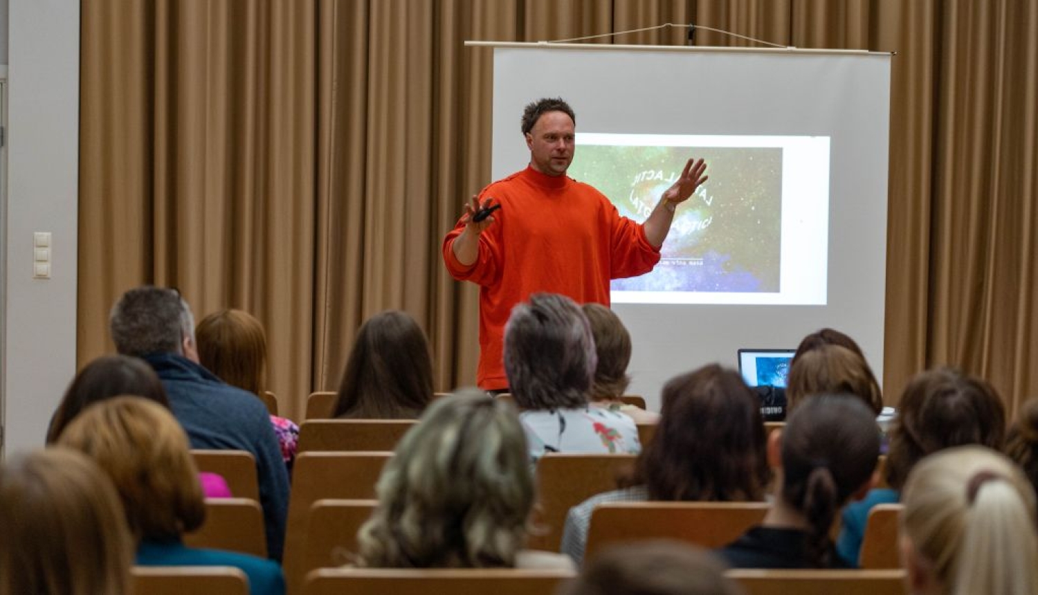 Reklāmas speciālists Raimonds Platacis dalījās pieredzē par to, kas ir mārketinga atslēgas instrumenti, lai eksportētu latgalisko dzīves ziņu arī ārpus reģiona.