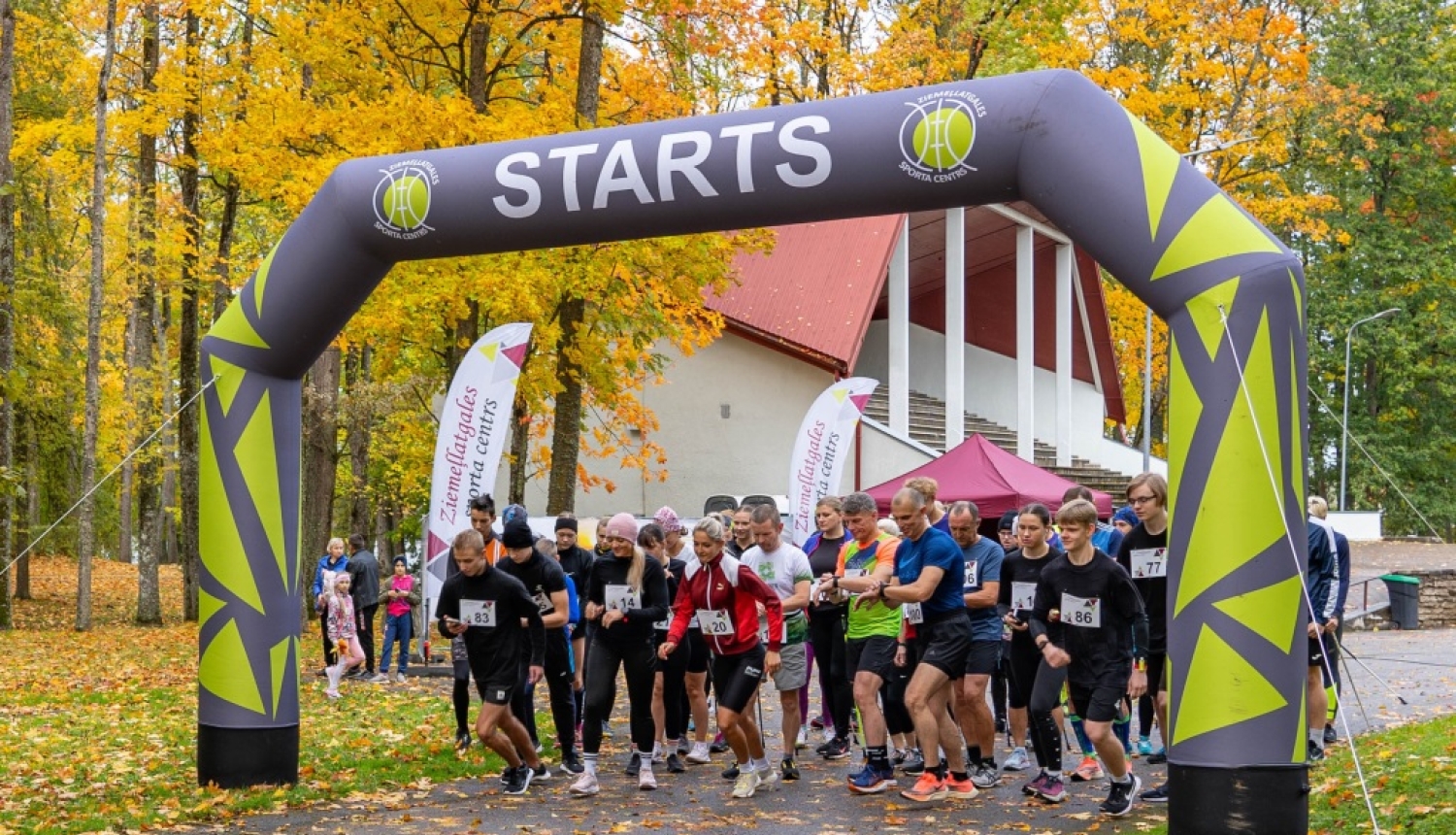 Aizvadīts pasākums "Skrējiens un nūjošana apkārt Balvu ezeram"
