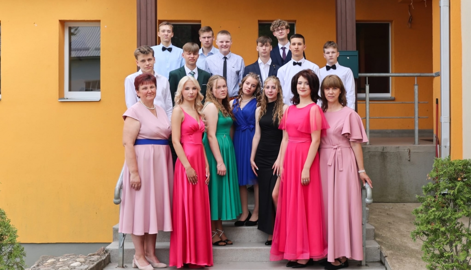 Rekavas vidusskolas  9. un 12.klases 